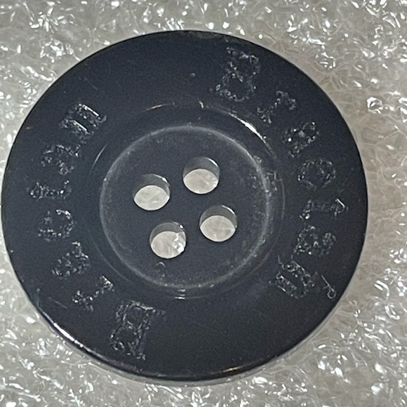 Braetan replacement logo buttons from coat - Picture 5 of 5